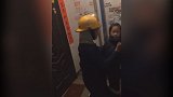 救人后 他脱下战斗服裹住获救女孩