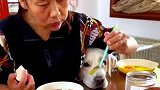 一吃饭狗子就在主人桌前待着，狗子表示这啥时候给我一口啊