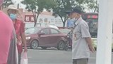 山东青岛：大爷胸前的勋章好耀眼！小伙慕了： 啥时轮到我