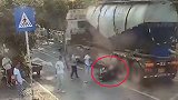 深圳2人骑电车与行人刮擦被卷入罐车车底 行人吓傻一动不动