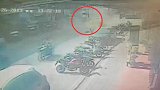 祸不单行！地下管道爆炸将女子连人带车炸上天，坠落后又遭碾轧