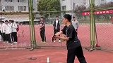 同学在操场将铁饼扔出界，晃倒围栏外一群人