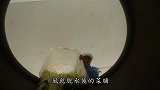 味道他正在制作的是当地有名的菜谱，餐桌上的常客