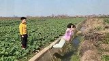 农村小伙跟姐姐比跳远，没想到姐姐都跳过去了，小伙摔进沟里了