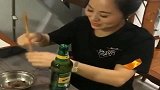 那些用筷子开酒的人，让你们见识一下，女汉子开啤酒的方法！