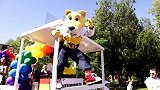 阵仗不小！掘金吉祥物乘坐花车游街 啦啦队美女积极抢镜