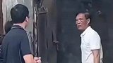 因财产分配问题，儿子竟然拿着灭火器喷父亲