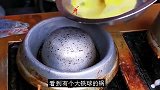 有个大铁球的锅，你见过吗，把鸡蛋倒入锅里，看得我都流口水了