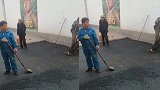 与冯清好事将近？王宝强父亲回老家旧房翻新 戴墨镜背手气质不凡