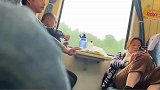 乘务员给乘客发奶贝，乘客齐刷刷伸手