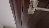 女子回家拧动门锁，拧了几十圈后才将门打开