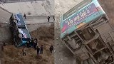 1死14伤！甘肃一公交与救护车相撞后坠桥：救护车在送危重病人