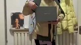 男子打篮球比赛获二等奖，回家后向老婆炫耀奖品