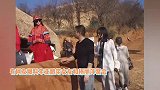 李亚鹏带女友约见杨丽萍，女友打扮干练，寸步不离李亚鹏尽显恩爱