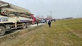路上堵车，奔驰奥迪也得停