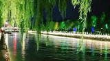 听着舒情的歌，行走在这么美的夜景里，真的是一种享受。