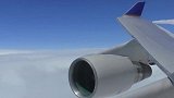 乘客拍下飞机空中放油，几十万就这么没了