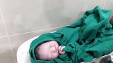 好萌！刚出生的宝宝竟然在秤上睡着了，要不要这么可爱