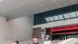 开会路上看到这一幕，三人表现坐电梯，看到最后的小姐姐我出戏了