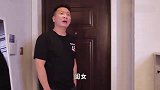 闺女给老爸系鞋带，老爸感动的要哭