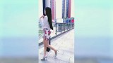 都市小姐姐，印花裙典雅又性感，街上移动的风景线