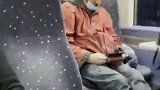 幽默地暗示路人忘了插耳机
