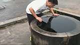 广东一男子农村发现井水异常，直接把水搅浑，有的东西诶