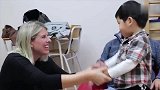 小男孩被收养，一脸害怕的看着外国养父母，让人心里五味杂陈