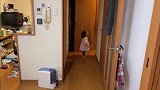 妈妈戴着面具出现，大女儿一脸懵，没想到小女儿的反应更逗！