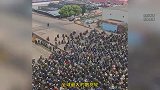 造船厂万名工人骑车下班，人流涌动密密麻麻，实拍震撼一幕