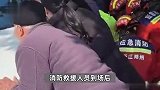 三轮车与轿车惊险相撞，老人被甩出卷入车底，众人合力抬车20秒救出