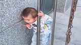 宝妈：活该，叫你嘚瑟，卡住了吧！