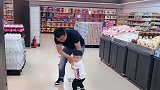 爸爸带儿子逛超市，为了不让儿子买玩具，竟然用这招，看完我笑了