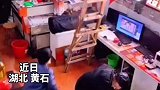 梯子突然倒下砸向爸爸，儿子迅速上前扶住梯子。“你爱着孩子，孩子也爱着你”暖心 感动