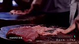 味道中国：太平肉燕制作第一步，用2斤重的木槌，将猪肉敲打成泥