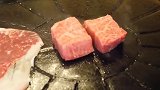 上等的雪花牛肉，在锅上煎，腾出的香味都很诱人！