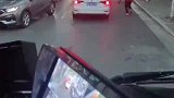 消防车出警途中遇堵车，一热心男子帮忙疏散交通