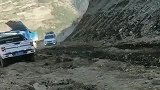 面包车烂泥路都敢冲，让旁边被困的越野车情何以堪