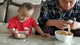 一到吃饭时就对爸爸“下手”，那叫一个稳准狠，原谅我没忍住笑！