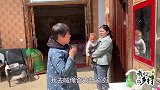 公公穿结婚时的西服去走亲戚，婆婆差点笑岔气，儿媳称赞公公帅