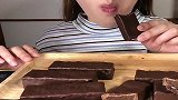 美女吃巧克力棒