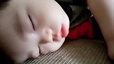 小宝宝在睡觉，接下来的表情萌翻了，宝宝这是做梦梦到喝奶了吗