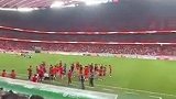 成功晋级！实拍国足U22全队谢场感谢球迷