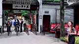 在虎丘正山门，遇到一对外国小情侣