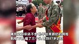 孙儿当兵入伍，给前来送行的87岁奶奶磕头，脱帽下跪一刻感动无数人