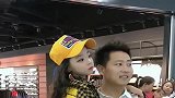都这么大了，还要抱着，真是“小情人”啊！