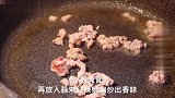 油豆腐加韭菜，是我家夏天最爱的一道菜，下酒下饭，没肉也吃得香