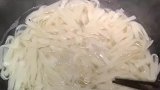 想要知道面煮熟没有，往墙上一丢看挂不挂墙