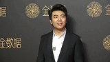 吉娜放弃“好看”陪郎朗穿棉袄走红毯 但全程不服输的小表情亮了