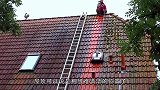 国外的屋顶怎么清理？方方的盒子不起眼，确是清洁屋顶的神器